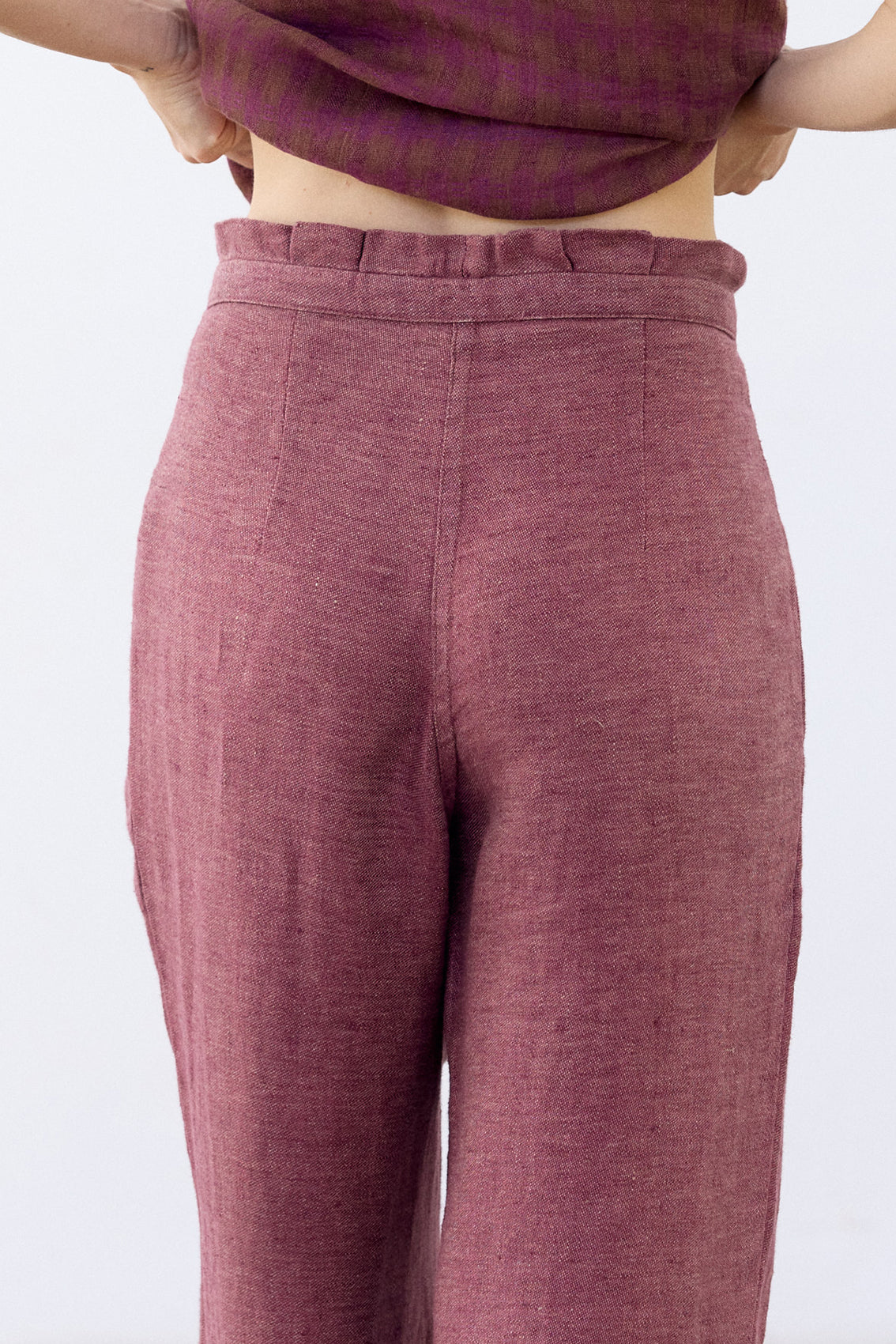 Pleated High-Waist Linen Trousers - Ciruela