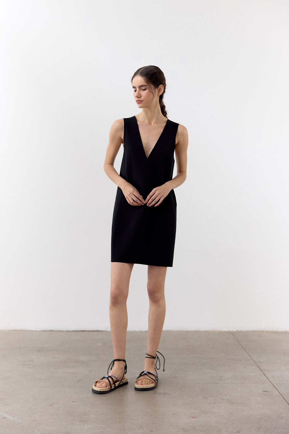 Vestido Escote V Punto Roma Corto - Ónix