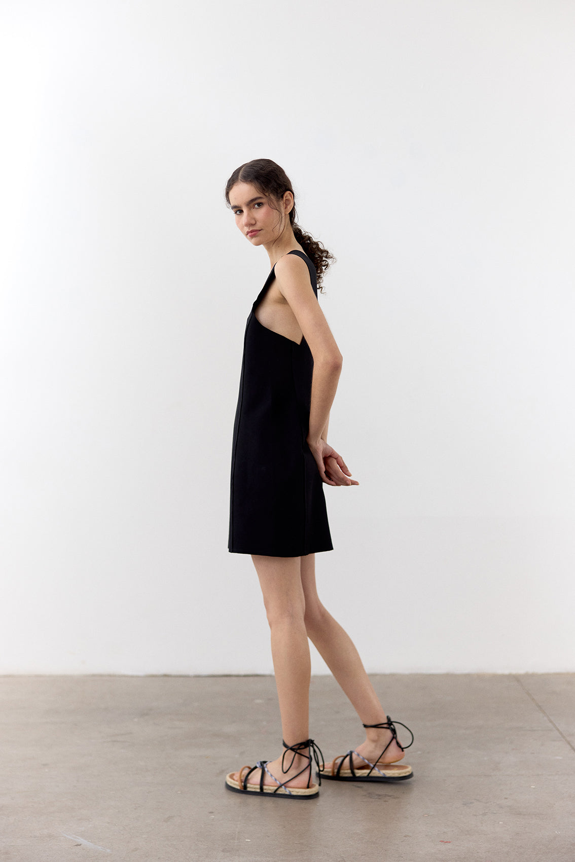 Vestido Escote V Punto Roma Corto - Ónix