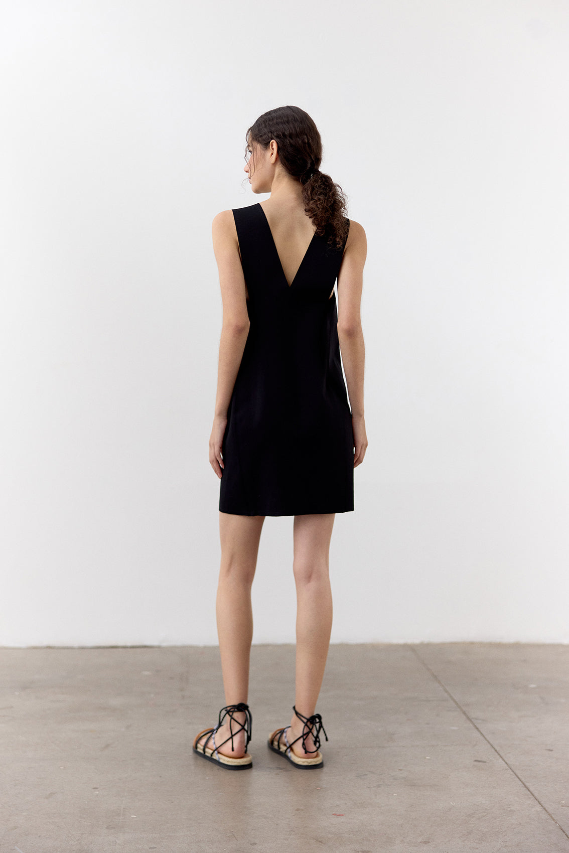 Vestido Escote V Punto Roma Corto - Ónix