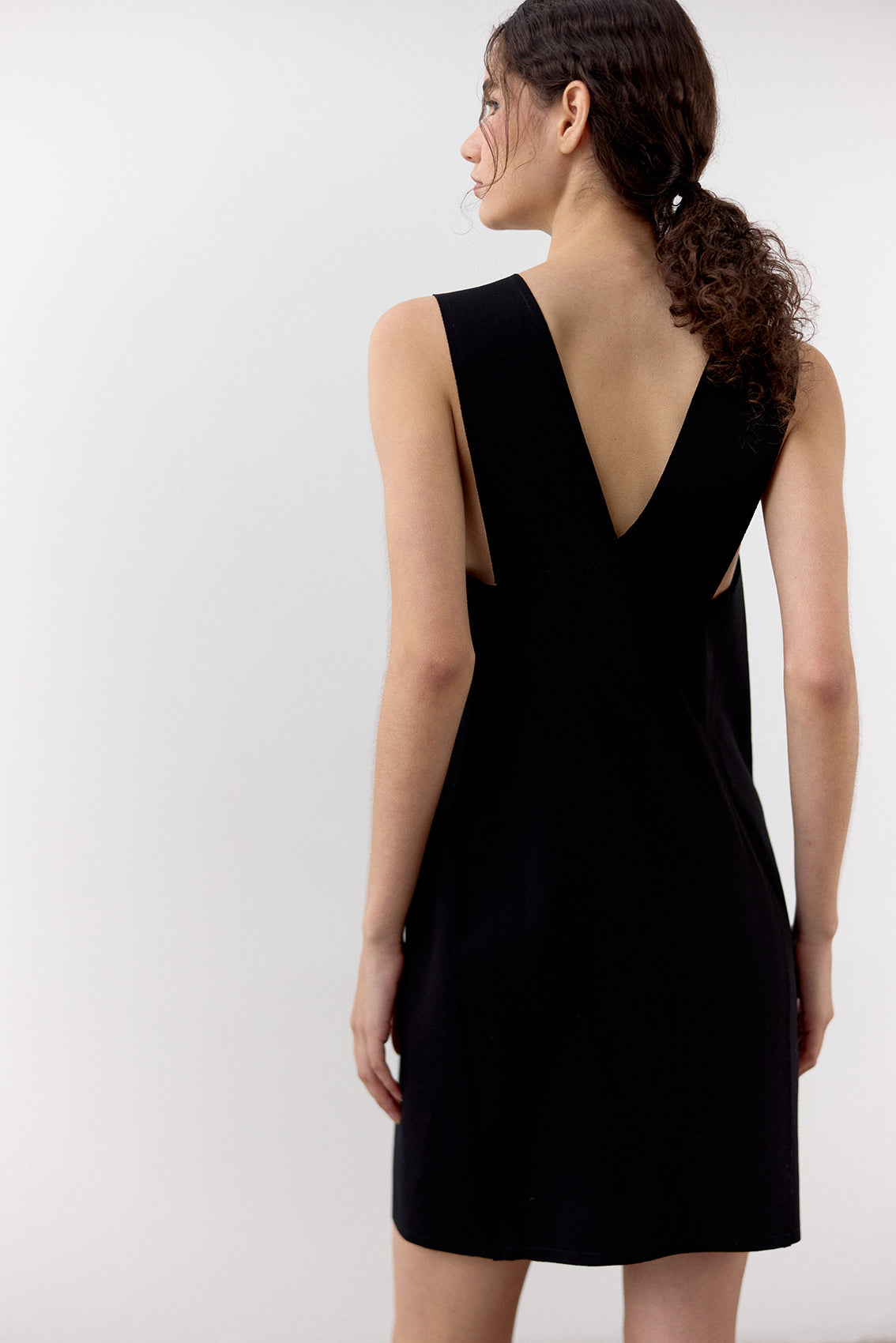 Vestido Escote V Punto Roma Corto - Ónix