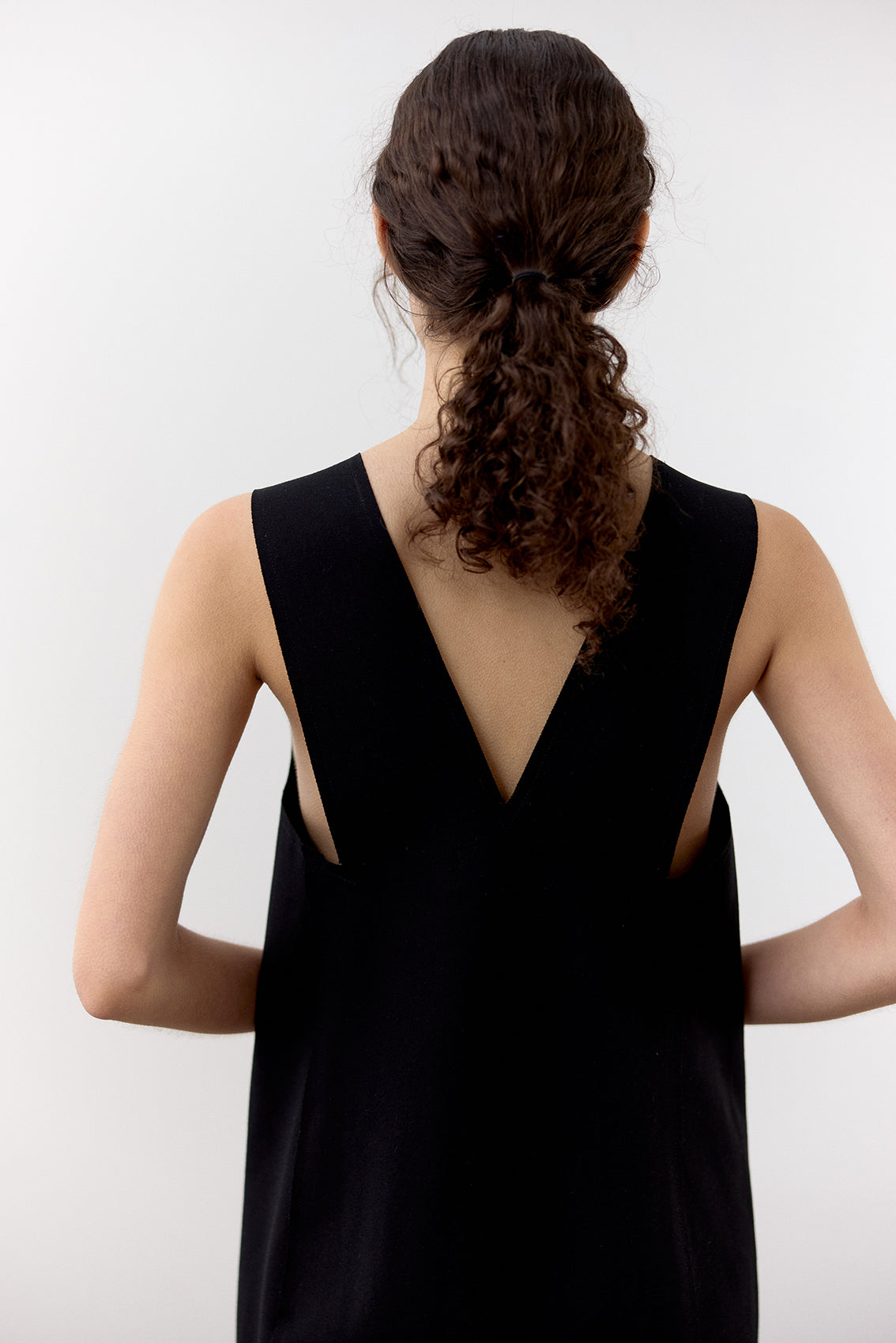Vestido Escote V Punto Roma Corto - Ónix