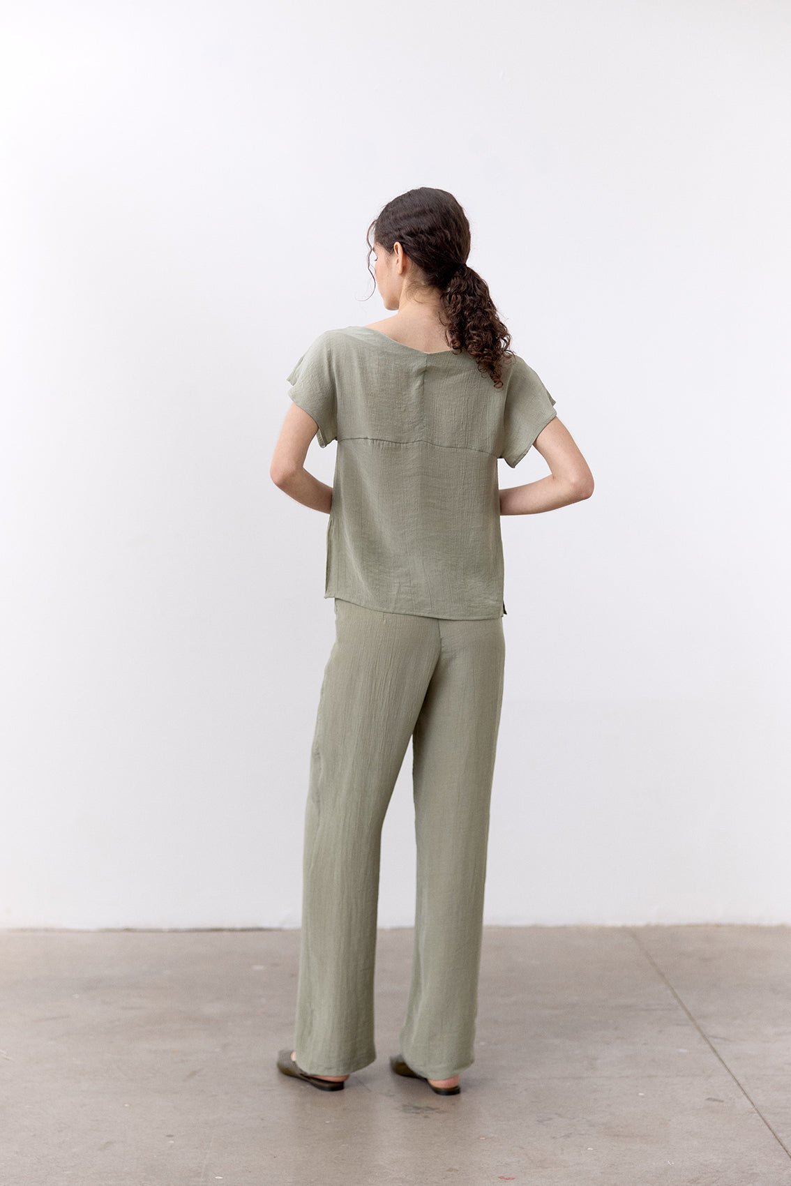 Pantalón Pretina Curva Lyocell Corrugado - Musgo