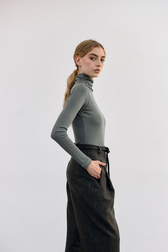 Ribbed Pima Cotton Turtleneck Top - Musgo