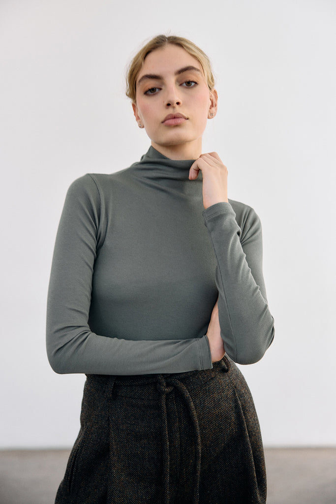 Ribbed Pima Cotton Turtleneck Top - Musgo