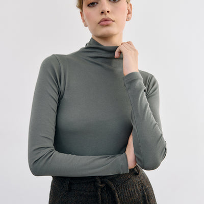 Ribbed Pima Cotton Turtleneck Top - Musgo