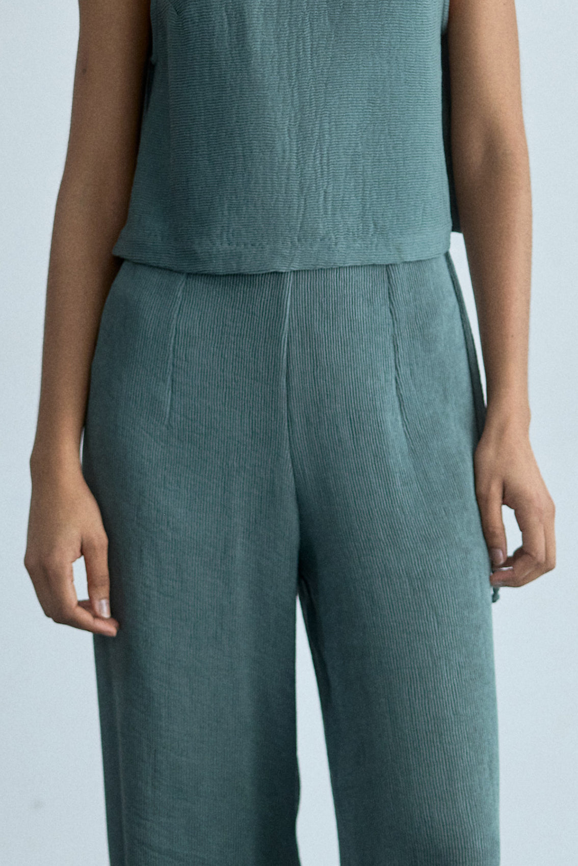 Pantalón Recto Plegado - Eucalipto